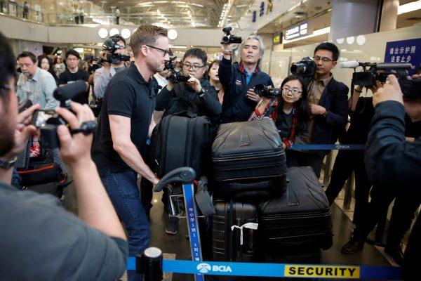 CNN's Will Ripley arrives at Beijing aiport to board a plane to North Korea in Beijing, China, May 22, 2018. (Reuters/Thomas Peter)
