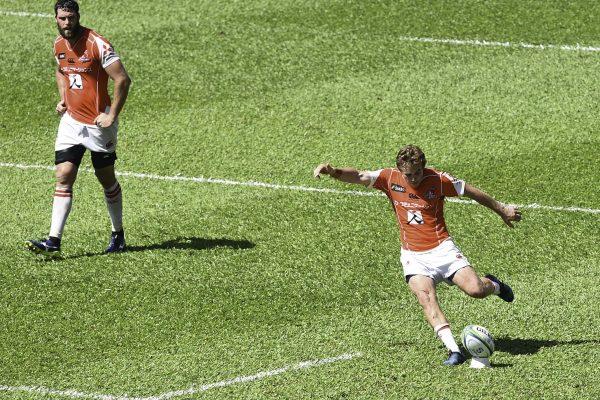 Hayden Parker of Sunwolves converted a penalty that just drifted over the posts on the 78th minute to even the score against Stormers at 23-23. (Bill Cox/Epoch Times)