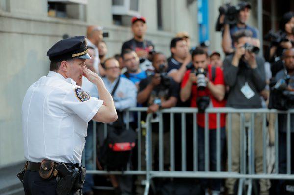 A police officer is seen in front of the 1st Precinct in Manhattan as film producer Harvey Weinstein is expected to arrive, in New York on May 25, 2018. (Reuters/Lucas Jackson)