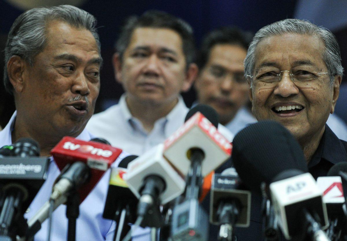 Former Malaysian prime minister Mahathir Mohamad (R) and former Malaysian deputy prime minister Muhyiddin Yassin (L) talk to each other before a press conference with members of the opposition party in Kuala Lumpur on March 4, 2016. (Mohd Rasfan/AFP/Getty Images)