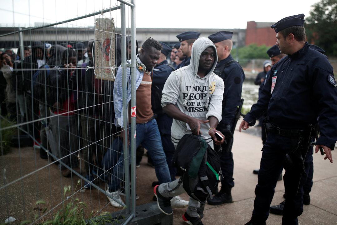 French Police Clear out Paris Migrants Camp