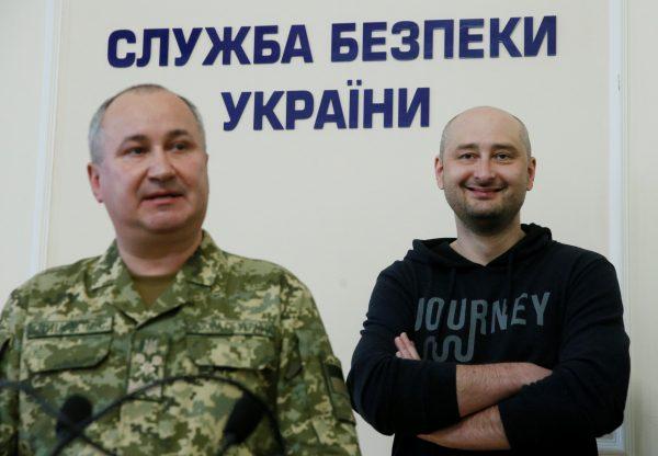 Russian journalist Arkady Babchenko (R), who was reportedly murdered in the Ukrainian capital on May 29, and head of Ukrainian State Security Service (SBU) Vasily Gritsak attend a news briefing in Kyiv, Ukraine on May 30, 2018. (Valentyn Ogirenko/Reuters)