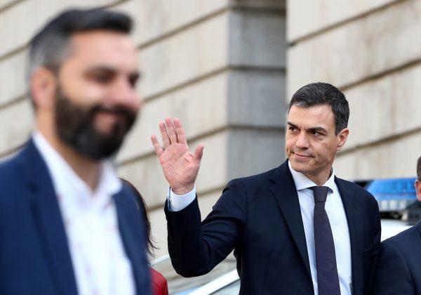 Spain's Socialist (PSOE) leader Pedro Sanchez waves as he arrives at Parliament to attend the final day of a motion of no confidence debate in Madrid, Spain, June 1, 2018. (Reuters/Sergio Perez)