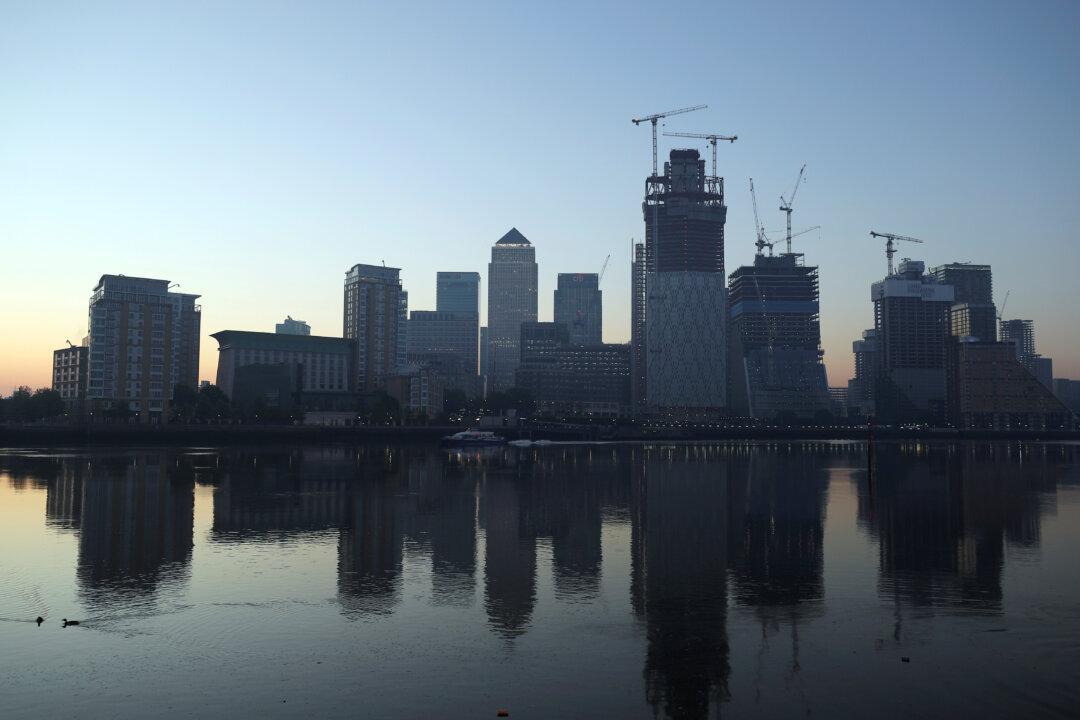 UK Economy Warms up After Winter Slump, Brexit Worries Remain