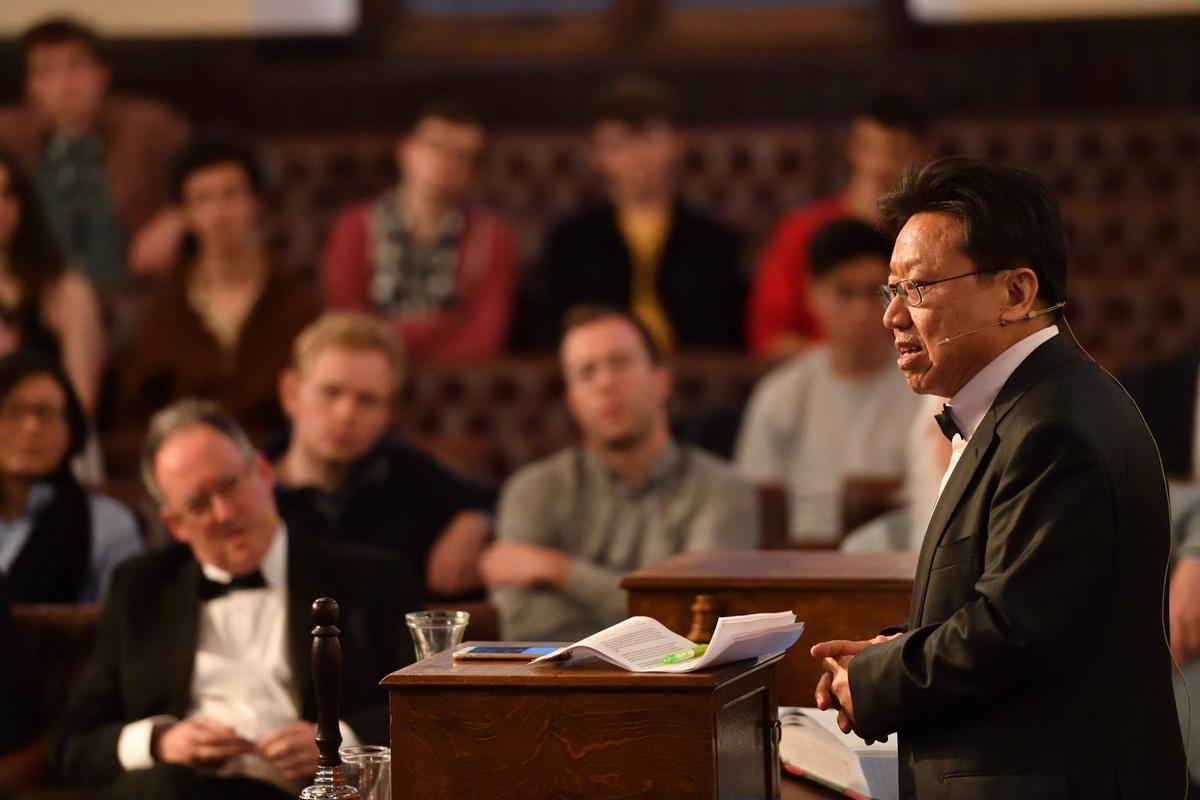 Mr. Chen Pokong gives a speech at the University of Cambridge. (Photo courtesy of the author)