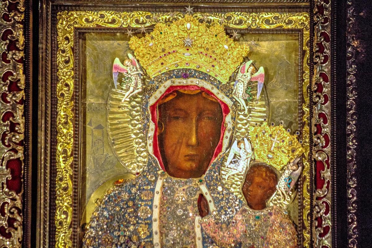 The Black Madonna of Czestochowa with a  crown, whom composer Pawel Lukaszewski refers to as the Queen of Poland. Lukaszewski's Roman Catholic faith inspires his compositions. (<a href="https://commons.wikimedia.org/wiki/User:Rdrozd">Robert Drozd</a>/<a href="https://creativecommons.org/licenses/by-sa/3.0">CC BY-SA 3.0</a>)