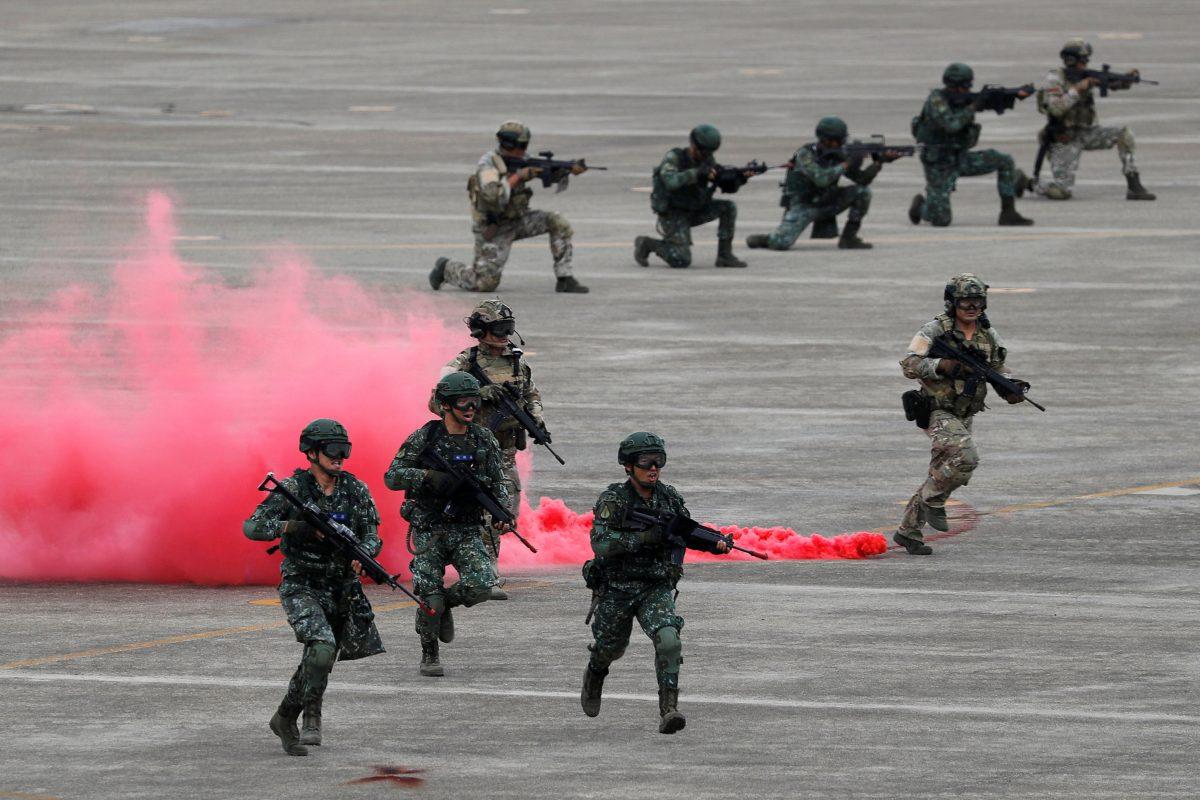 Soldiers takes part in the Han Kuang military drills simulating a Chinese military invasion, at Ching Chuan Kang Air Base, in Taichung, Taiwan, on June 7, 2018. (Tyrone Siu/Reuters)