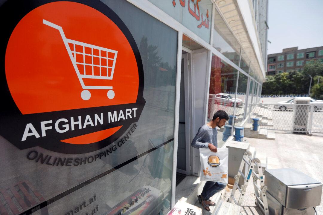 Afghan Shoppers Go Online to Avoid Bombs, Harassment