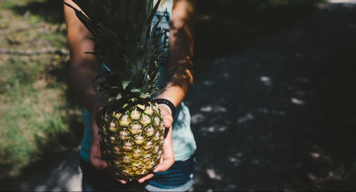 Video Showing How to ‘Peel and Eat’ Pineapple Goes Viral, Sparks Debate About Whether It Works