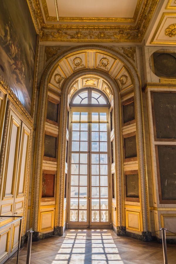 Sunlight filters through a window at Versailles. (Annie Zhuo/The Epoch Times)