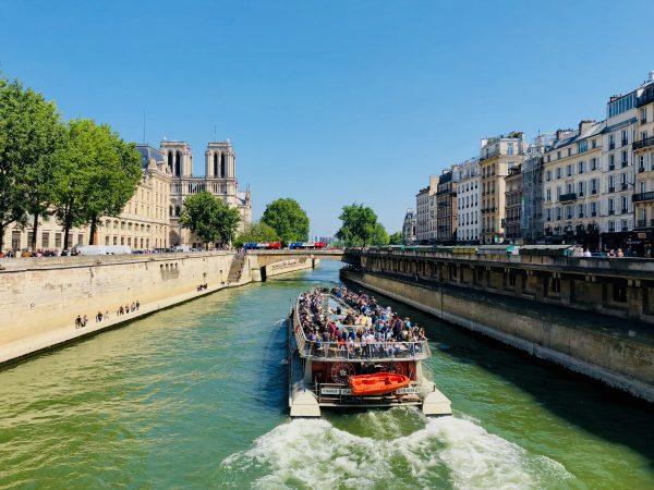 The Seine River, with a view of the Notre Dame. (Annie Zhuo/The Epoch Times)