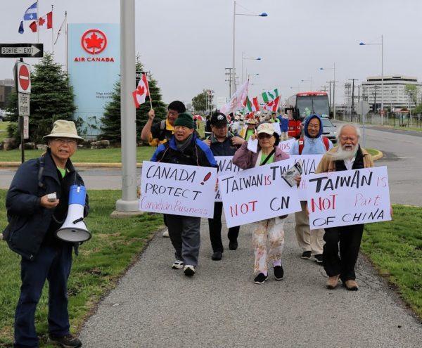 Protesters voice their objection to Air Canada’s move to list Taiwan as part of China on its website, in front of the airline’s headquarters in Montreal on June 14, 2018. (Yi Ke/The Epoch Times)