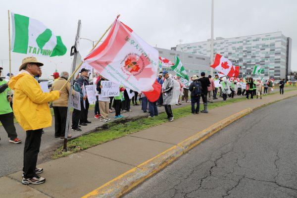 Protesters voice their objection to Air Canada’s move to list Taiwan as part of China on its website, in front of the airline’s headquarters in Montreal on June 14, 2018. (Yi Ke/The Epoch Times)