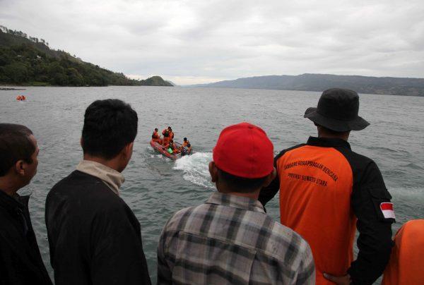 A search and rescue team heads out looking for missing passengers yesterday in Lake Toba, at Tigaras Port, Simalungun, North Sumatra, Indonesia June 19, 2018. (Reuters/Albert Damanik)