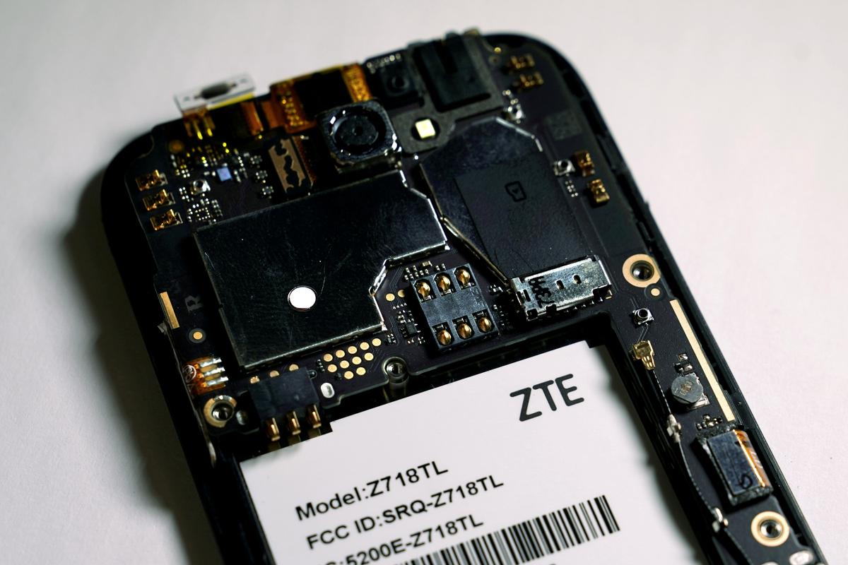 ZTE Shares Tank After US Senate Puts Trump Reprieve in Doubt