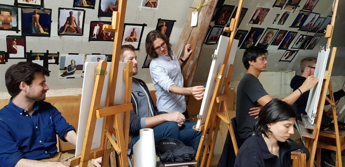 M. Tobias Hall (C)  teaches a figure drawing class at Studio Escalier in Argenton-Chateau, France, in June 2018. (Peter Söderbaum)