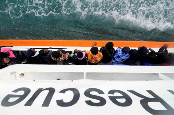 Migrants wait to disembark from Aquarius in the Sicilian harbor of Catania, Italy, May 27, 2018. (REUTERS/Guglielmo Mangiapane)