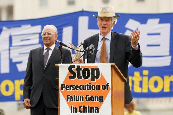 David Kilgour (R) speaks at a rally after receiving the Friends of Falun Gong Human Rights award from the organization's executive director Alan Adler (L) on June 20, 2018, in Washington. (Samira Bouaou/The Epoch Times)