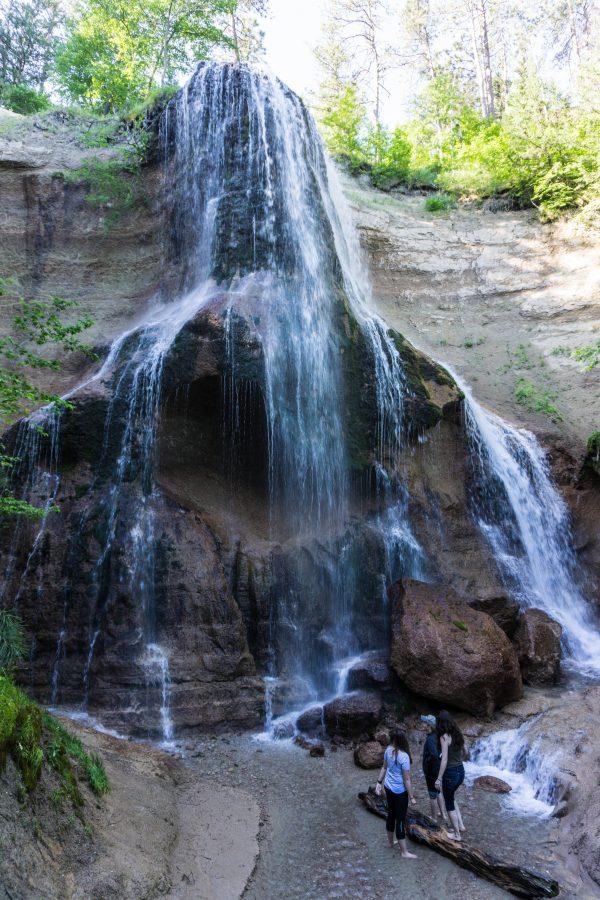At 63 feet, Smith Falls is the highest waterfall in Nebraska, and a popular stop for Niobrara River floaters. Dip your feet in at your own risk—the water is perpetually freezing. (Crystal Shi/The Epoch Times)