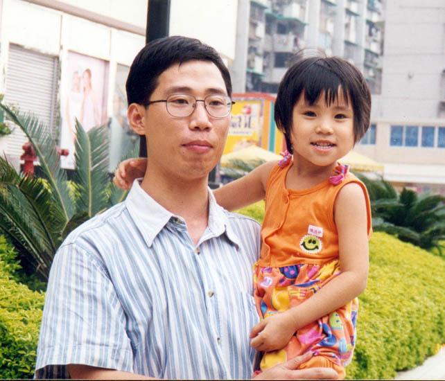 Rao Zhuoyuan with his daughter Deru. Rao died in 2002 after suffering heavy beatings while being detained for his practice of Falun Gong. (Minghui.org)
