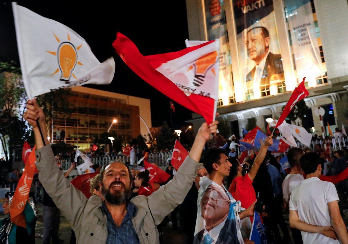 AK Party supporters celebrate in front of the AKP headquarters in Ankara, Turkey June 25, 2018. (Reuters/Umit Bektas).