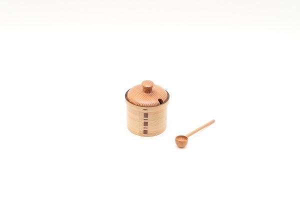 Items such as this sugar pot will be on sale at the shop. Mage-wappa products are made using the original method of bending cedar and securing with mountain cherry tree wood. e beautiful wood patterns make each product unique. e fragrance of cedar, combined with its smooth touch and natural colours, creates a feeling of warmth for the home. (Japan House London)
