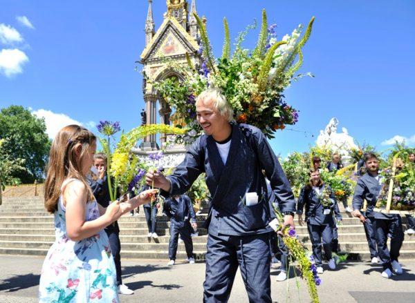 Volunteers from Japan House London hand out flowers to the public on June 22 to celebrate the cultural center’s opening. (Akira SuemoriJapan House London)