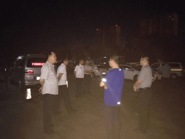 Police standing outside of the Wuqing Hospital of Traditional Medicine in the early morning on July 12, 2017. (Minghui.org)