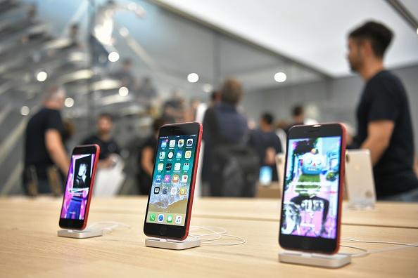 Apple Forecast Tops Analysts’ Estimates on New IPhones, Services