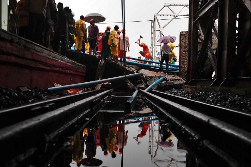 Heavy Rain Brings Chaos to Indian Financial Hub