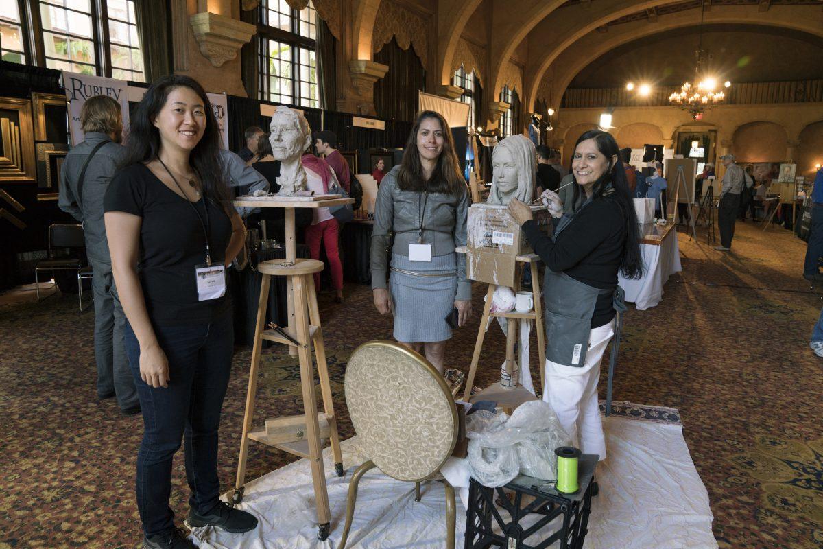 Nilda Comas (R) demonstrated her sculpting techniques in the Expo Hall during FACE at the Biltmore Hotel in November 2017. (Fine Art Connoisseur)