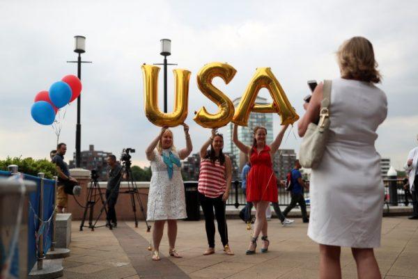 Attendees hold up balloons spelling U.S.A at a Republicans Overseas event in London, July 4, 2018. (Reuters/Simon Dawson)