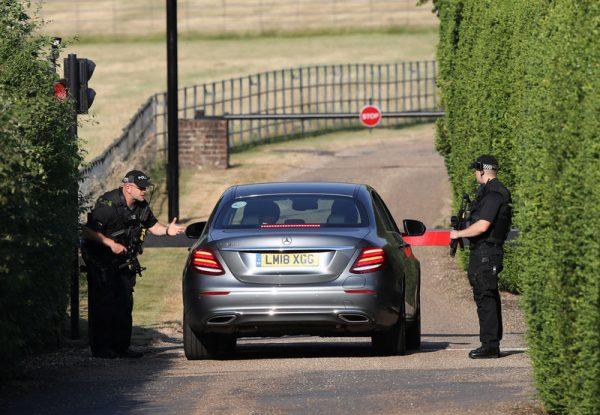 Police officers check a car arriving at the entrance to Chequers, the Prime Minister's official country residence, near Aylesbury, Britain, July 6, 2018. (Reuters/Chris Radburn)