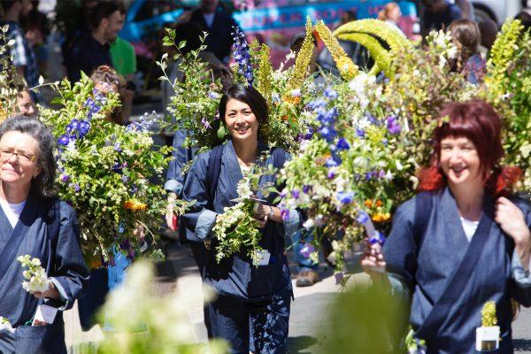 The flower messengers of Japan House London gifting flowers on the streets of the Kensington area on June 22 2018. (Japan House London)
