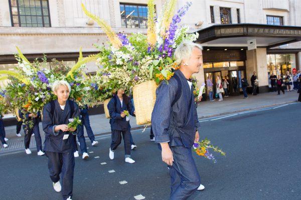 The flower messenger procession led by Azuma Makoto along Kensington high street. (Japan House London)