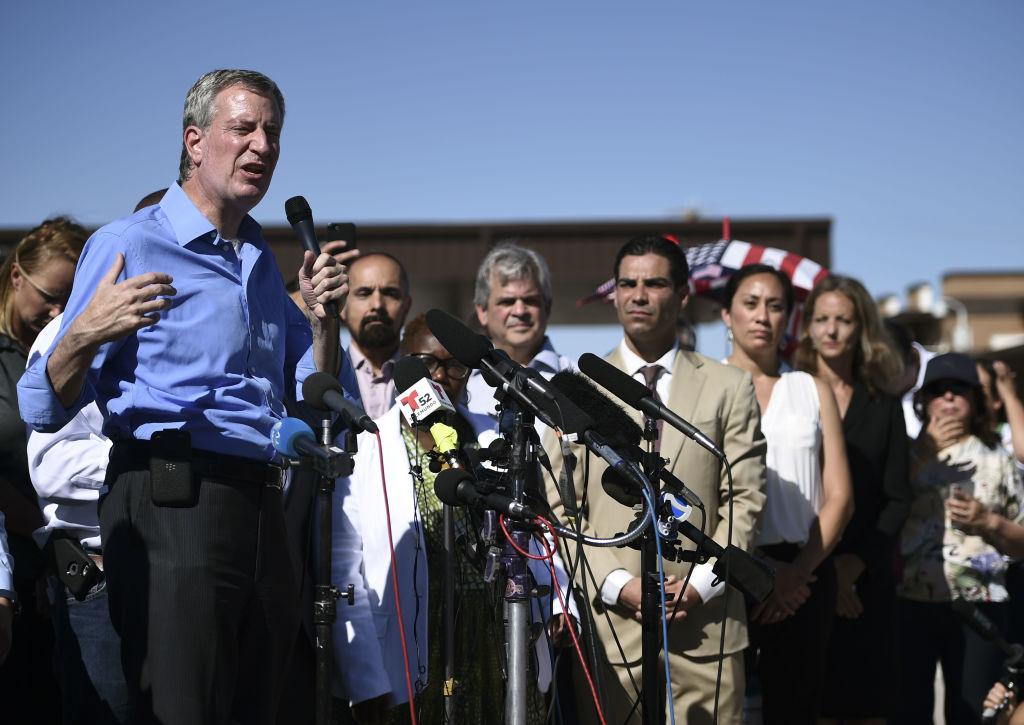 New York mayor Bill de Blasio speaks to a crowd of people at the Tornillo Port of Entry near El Paso, Texas, on June 21, 2018, during a protest rally by several American mayors against the U.S. administration's family separation policy. (Brendan SMIALOWSKI / AFP)