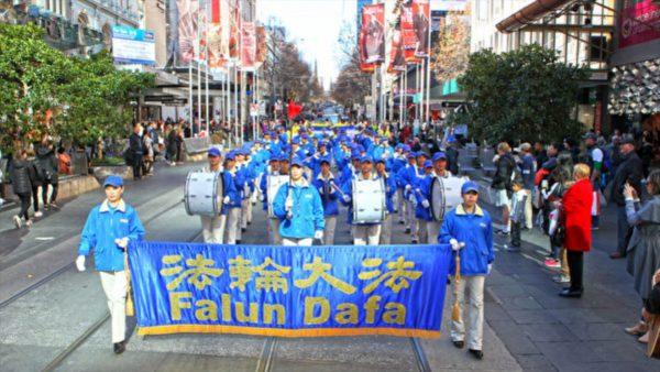 Tianguo Marching Band leading the March in Melbourne, Australia, on July 14, 2018. (Chen Ming/Epoch Times)