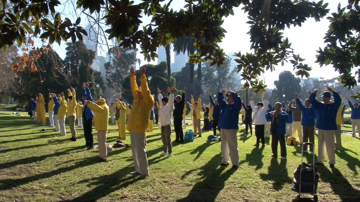 Falun Dafa practitioners doing the exercises of Falun Dafa in Melbourne, Australia on July 14, 2018. (Henry Jom/The Epoch Times)