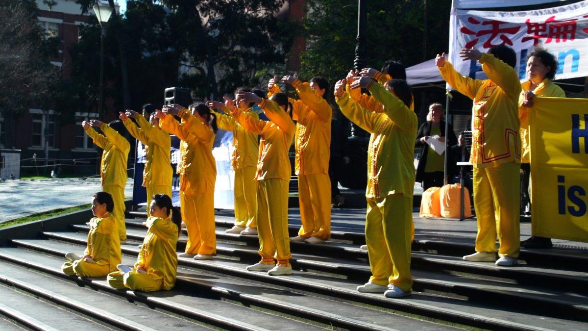Falun Dafa practitioners demonstrating the exercises in Melbourne, Australia on July 14, 2018. (Chen Ming/Epoch Times)