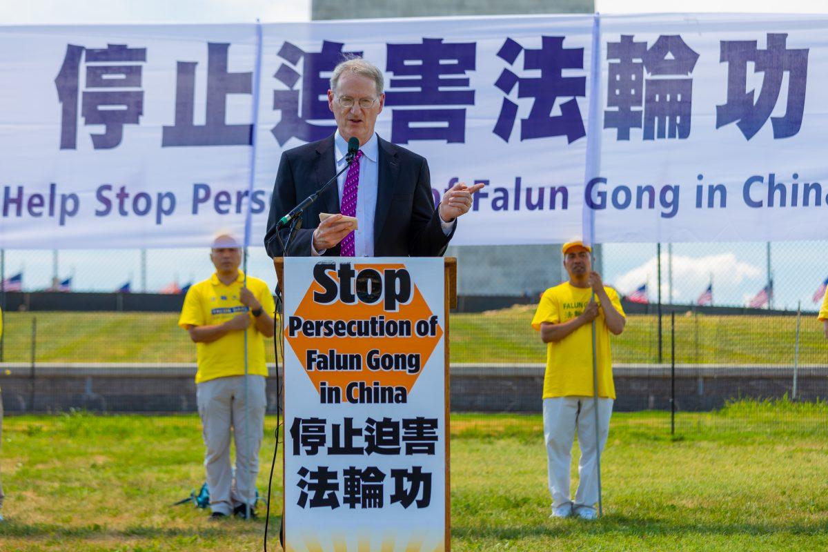 David Cleveland,  senior volunteer attorney for Catholic Charities of Washington , speaks at a rally calling for an end to the persecution of Falun Gong, before the Washington Monument on July 19, 2018. (Mark Zou/Epoch Times)