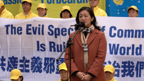 Dr. Lucy Zhao of the Falun Dafa Association speaks on July 20, 2018, in Sydney, Australia, in remembrance of those Falun Gong practitioners tortured and killed in the Chinese Communist Party's persecution of the peaceful spiritual practice. (Frank Ling/The Epoch Times)