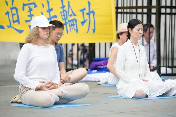 Falun Gong practitioners meditate in London's Trafalgar Square. (Max Lin/Epoch Times)