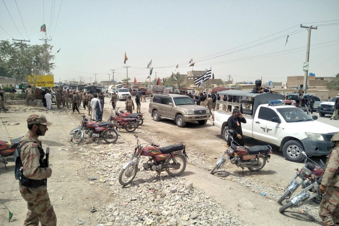 Suicide Bomber Kills 29 as Pakistanis Vote in Cliffhanger Election