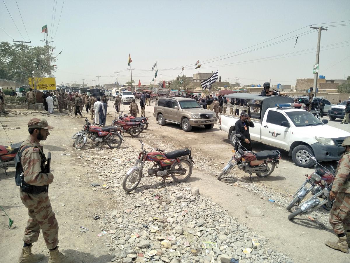 Suicide Bomber Kills 29 as Pakistanis Vote in Cliffhanger Election