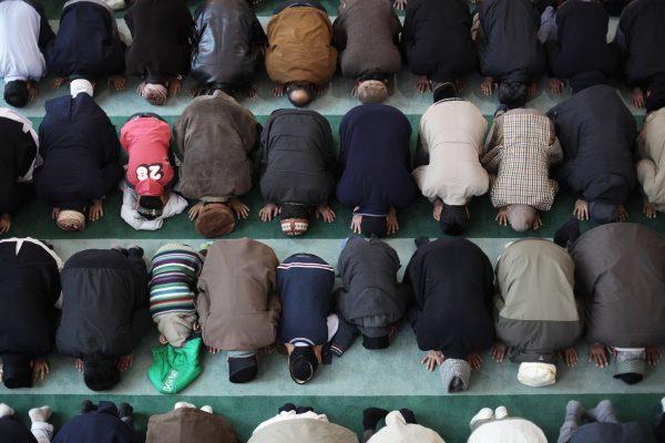 Muslim men pray at Baitul Futuh Mosque in London, England in this file photo. (Dan Kitwood/Getty Images)
