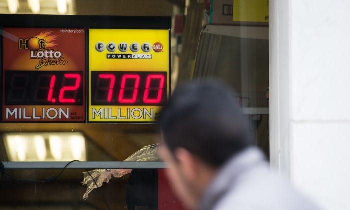 A sign in the window of a liquor store shows the Powerball lottery jackpot at $700 million in Washington, on Jan. 7, 2016. (Nicholas Kamm/AFP/Getty Images)