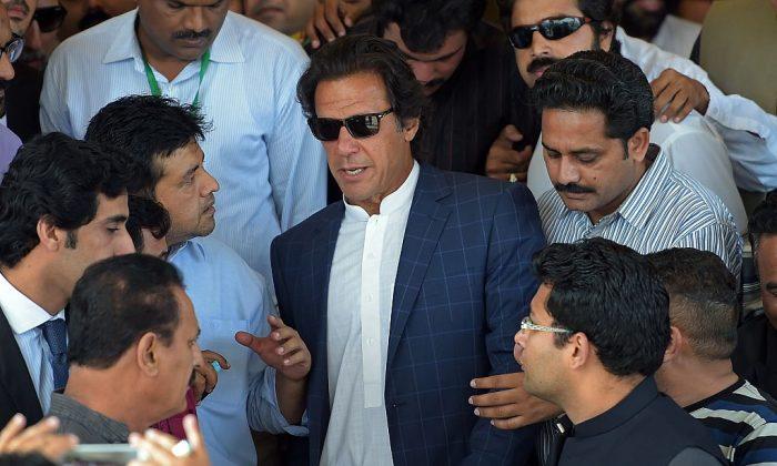 Pakistan’s Imran Khan Declares Victory as Rivals Cry Foul
