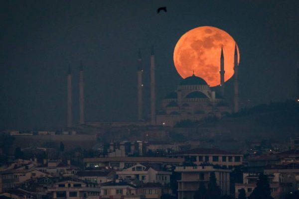 A Super Blue Blood Moon rises behind the Camlica Mosque on Jan. 31, 2018 in Istanbul, Turkey. (Chris McGrath/Getty Images)