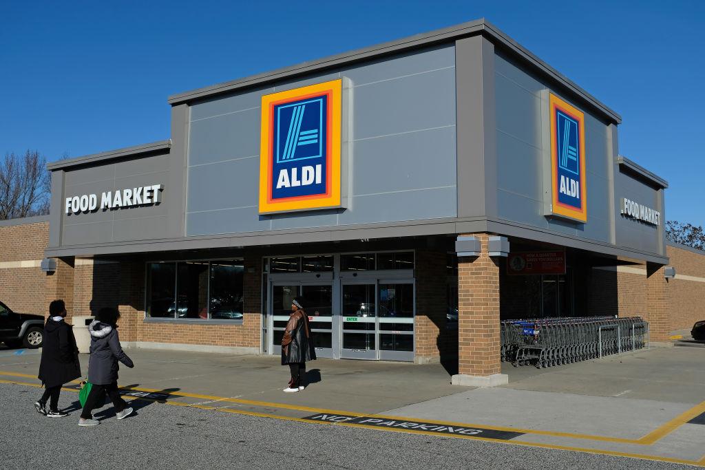 Shoppers arrive at an Aldi discount grocery store on December 28, 2017. (Sean Gallup/Getty Images)
