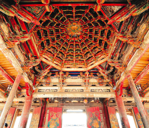 The caisson, or “spider web ceiling,” of Lukang Longshan Temple in Changhua, Taiwan. (COURTESY OF THE TAIWAN TOURISM BUREAU)